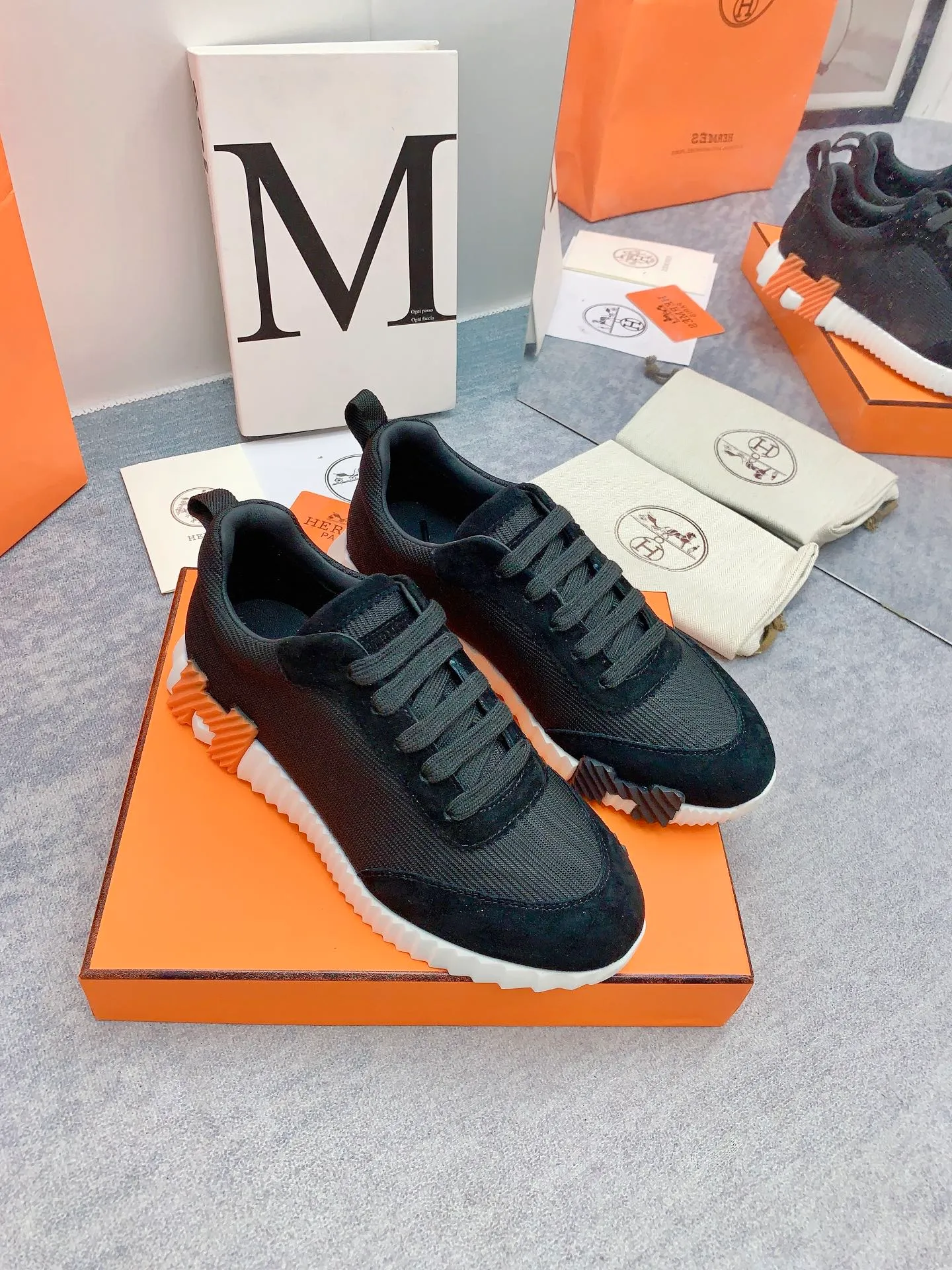 👟👟Ex-factory price 640👟👟 [Hermes] New Bouncing Couple 👫Sneakers. The most comfortable shoes from Hermès, no one else⃣️. They are very light on the feet and very beautiful. You will not feel tired when you go shopping and running around. 👍 The overall suede leather feels very good, very beautiful and very versatile. It is very light, comfortable and extremely light, suitable for both sports and leisure. It feels great to step on! 30+ men's and women's color combinations. You can choose, there will always be what you want~ ✅Fabric: Imported high mercerized sheep + original rain velvet ✅Inner: Imported silk sheepskin for lining insole ✅Outsole: Seamless combination of IP+TPU (multi-color letters) German technology irradiation machine ✅Code number: 35-41 for women and 38-46 for men (41 for women, 45.46 for men, customized and non-returnable)